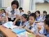 Cô và trò Trường Tiểu học Hà Huy Tập 2, phường Vinh Phú, Nghệ An. Ảnh: Hồ Lài