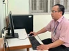 Ông Phan Trọng Hải - Phó Hiệu trưởng Trường THPT Nguyễn Huệ (Vĩnh Long) thực hiện thu thập minh chứng kiểm định chất lượng bằng phần mềm. Ảnh: NVCC