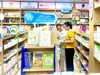 Phụ huynh học sinh Nghệ An đến đại lý mua sách giáo khoa cho con vào năm học mới. Ảnh: Hồ Lài