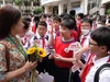 Cô trò Trường THCS Lương Thế Vinh (TPHCM) trong ngày tựu trường. Ảnh: NTCC