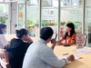 Bà Phan Thị Lệ Thu (hàng thứ 2), Phó Hiệu trưởng thường trực Trường Cao đẳng Viễn Đông tư vấn cho học sinh, phụ huynh chương trình học nghề. Ảnh minh họa: NVCC