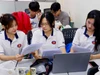 Võ Nguyễn Hoàng Lan (ngoài cùng bên phải) cùng nhóm bạn tại lớp học. Ảnh: NVCC
