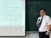 Thầy Lê Văn Hòa hướng dẫn học sinh ứng dụng AI trong học Toán. Ảnh; NVCC