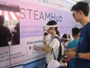 Học sinh trải nghiệm công nghệ tham gia hoạt động tương tác tại STEAMESE Festival 2025. Ảnh minh họa: INT