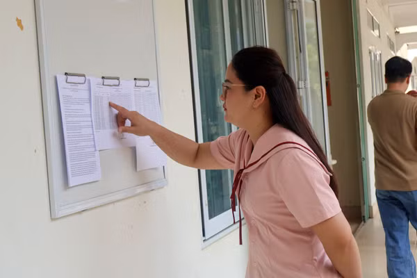 Thành viên Đoàn công tác kiểm tra tại các phòng thi.