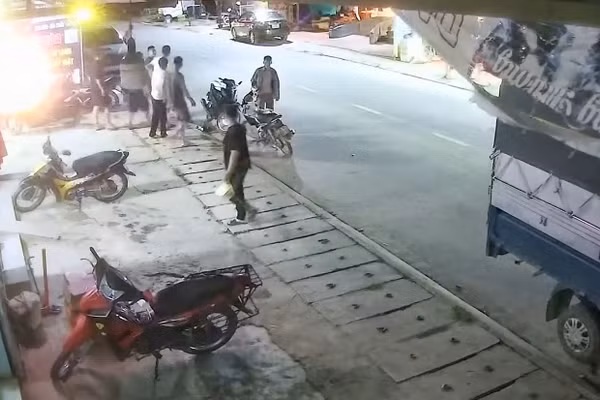 Người dân xã Bảo Lạc chạy ra ngoài đường sau khi xuất hiện rung lắc.