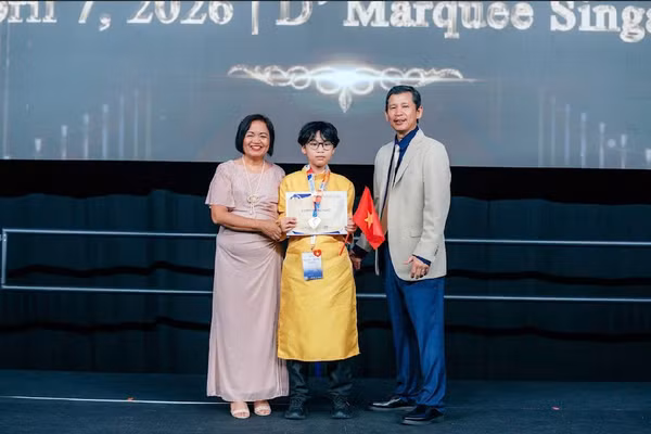 Em Lương Trọng Nghĩa nhận Huy chương Vàng tại Lễ trao giải kỳ thi GELOSEA ở Singapore. Ảnh: NVCC