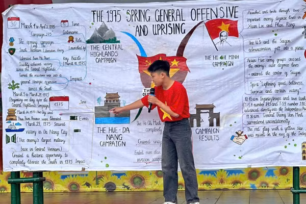 Học sinh Trường THPT thành phố Cao Bằng thuyết trình sơ đồ tư duy (mind-map) song ngữ Anh - Việt về Chiến dịch Hồ Chí Minh lịch sử.