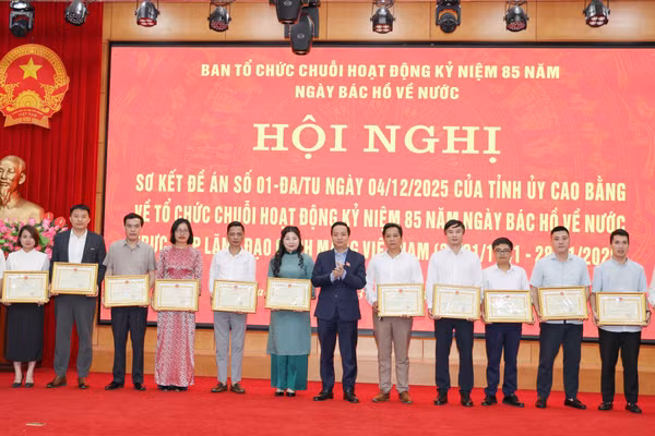 Chủ tịch UBND tỉnh Lê Hải Hòa tặng Bằng khen cho các tập thể có thành tích xuất sắc.