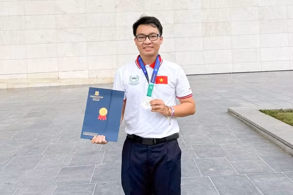 Hành trình chinh phục Huy chương Bạc Toán học quốc tế của nam sinh Cao Bằng