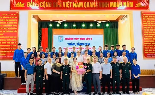 Trường THPT Nghi Lộc 3 (Vinh Lộc, Nghệ An) thăm hỏi, tặng quà tại Trung tâm Điều dưỡng thương bệnh binh tỉnh Nghệ An. Ảnh: NTCC