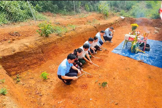 Động thổ, khai quật khẩn cấp một ngôi mộ gạch cổ tại khu vực Rú Bụt, xã Kim Liên, Nghệ An. Ảnh: Hồ Hà.
