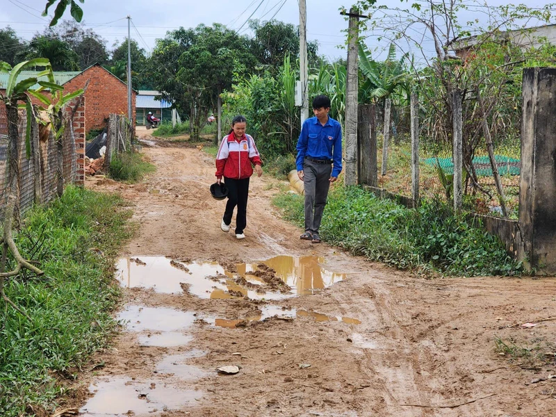 Gian nan mở lớp xóa mù chữ ở Ea Ô, Đắk Lắk: Vận động ra lớp khó hơn cả lên rẫy