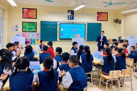 Học sinh Trường Tiểu học Cửa Nam tham gia hoạt động giáo dục kỹ năng số và an toàn trên không gian mạng ngay trong giờ học.