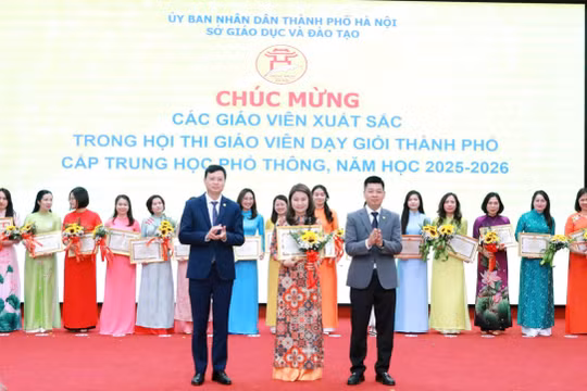 Cô Đỗ Thị Thanh Nga nhận giải Nhất Hội thi Giáo viên dạy giỏi thành phố. Ảnh: Đình Tuệ