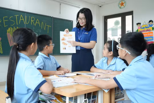 Cô và trò Trường Tiểu học, THCS và THPT Hồng Đức (Hưng Yên).