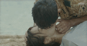 Các chuyên gia y tế của Trung Quốc cũng cảnh báo về việc tình tiết cứu người khi hô hấp nhân tạo không đúng phương pháp của nhân vật đại úy Song Joong Ki. Nhiều cư dân mạng cho rằng, cảnh hô hấp nhân tạo này không phải cảnh quay cứu người, mà chỉ đơn giản là cảnh hôn tiếp theo của cặp nhân vật chính. "Một tình tiết sạn có thể khiến khán giả ngộ nhận. Nếu trường hợp tương tự xảy ra trong đời thực, đây sẽ là tai họa về cấp cứu tại chỗ. Các nhà làm phim nên nghiên cứu kỹ lưỡng trước khi làm phim, đảm bảo tính chính xác". Các chuyên gia y tế của Trung Quốc cũng cảnh báo về việc tình tiết cứu người khi hô hấp nhân tạo không đúng phương pháp của nhân vật đại úy Song Joong Ki. Nhiều cư dân mạng cho rằng, cảnh hô hấp nhân tạo này không phải cảnh quay cứu người, mà chỉ đơn giản là cảnh hôn tiếp theo của cặp nhân vật chính. "Một tình tiết sạn có thể khiến khán giả ngộ nhận. Nếu trường hợp tương tự xảy ra trong đời thực, đây sẽ là tai họa về cấp cứu tại chỗ. Các nhà làm phim nên nghiên cứu kỹ lưỡng trước khi làm phim, đảm bảo tính chính xác".