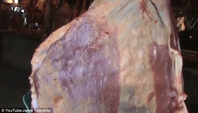 Lại tá hỏa với miếng thịt bò biết nhảy giữa chợ