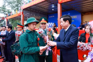 Bí thư Tỉnh ủy Bắc Giang Nguyễn Văn Gấu tặng hoa, động viên các tân binh. (Ảnh: BGG)