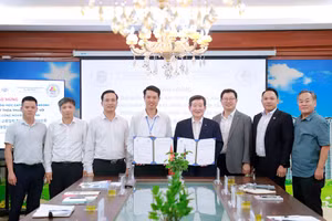 TS. Vũ Quang Khuê, Hiệu trưởng BCI (áo trắng) và ông Kim Youg Seung, Hiệu trưởng Trường Đại học Catholic Kwandong tại lễ ký kết.