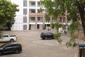 Cơ quan chức năng làm việc với trường Đại học Kinh Bắc. Ảnh: Đăng Chung