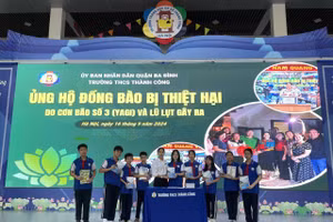 Học sinh Trường THCS Thành Công quyên góp ủng hộ đồng bào vùng lũ.