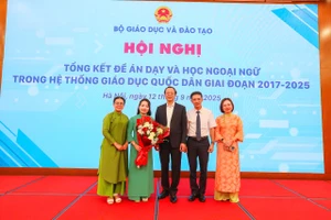 Giáo viên Trường THCS Giảng Võ 2 vinh dự trình bày tham luận và chụp ảnh lưu niệm cùng Thứ trưởng Bộ GD&ĐT Phạm Ngọc Thưởng và đại biểu.