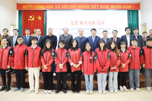 Lãnh đạo tỉnh Bắc Giang và các đại biểu chụp ảnh lưu niệm cùng các thí sinh tham dự kỳ thi HSG quốc gia năm học 2024 - 2025 (ảnh TL).