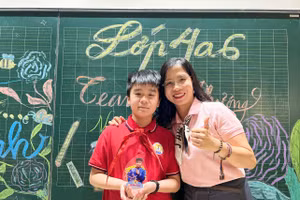 Cô Bùi Bích Phượng chia vui với học trò Cao Anh Quân.