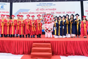 Tân cử nhân tặng hoa, tri ân Ban Giám hiệu, thầy cô Trường Đại học Điện lực. 