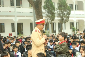 Giao lưu hỏi, đáp trực tiếp giữa báo cáo viên và học sinh.