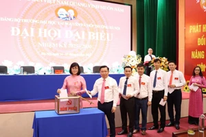 Đại biểu bỏ phiếu.