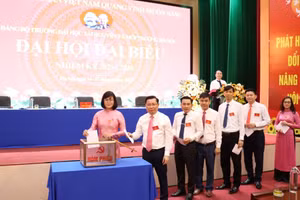 Đại biểu bỏ phiếu.