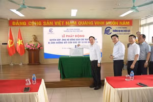 Quyên góp, ủng hộ đồng bào bị ảnh hưởng bởi bão số 10 và số 11. 