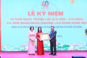 Thừa ủy quyền, Phó Bí thư Thường trực Thành ủy Hà Nội Nguyễn Văn Phong trao Huân chương Lao động hạng Nhì cho Tạp chí Người Hà Nội.