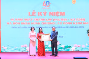 Thừa ủy quyền, Phó Bí thư Thường trực Thành ủy Hà Nội Nguyễn Văn Phong trao Huân chương Lao động hạng Nhì cho Tạp chí Người Hà Nội.