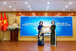 Thừa ủy quyền, Phó Bí thư thường trực Đảng ủy phường Giảng Võ Nguyễn Quế Anh trao Bằng khen của Thủ tướng Chính phủ cho nhà giáo Tô Thị Hải Yến.