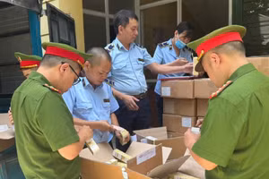 Lực lượng chức năng kiểm tra số hàng hóa.