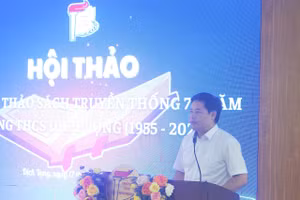 Ông Lưu Văn Thông, Hiệu trưởng trường THCS Dịch Vọng phát biểu khai mạc hội thảo.