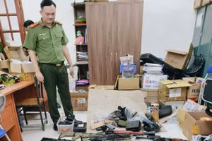 Công an kiểm tra, phát hiện số lượng lớn súng bắn đạn nhựa, bi sắt.