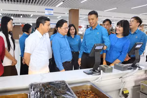 Đại biểu tham quan khu vực ký túc xá của công ty.