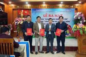 Ông Giáp Văn Đồng - Phó Chủ tịch UBND xã Trường Sơn trao quyết định về mô hình cho các trường học.