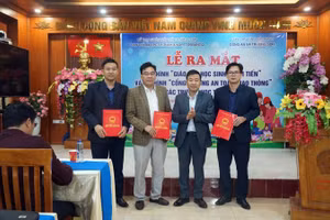 Ông Giáp Văn Đồng - Phó Chủ tịch UBND xã Trường Sơn trao quyết định về mô hình cho các trường học.