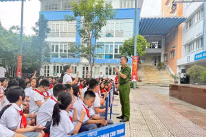 Trung tá Đinh Thành An, giảng viên Học viện Cảnh sát nhân dân chia sẻ với học sinh về các chiêu trò lừa đảo. 