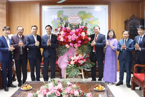 Phó Chủ tịch UBND tỉnh Bắc Ninh Lê Xuân Lợi tặng hoa chúc mừng Sở GD&ĐT nhân Ngày Nhà giáo Việt Nam 20/11.