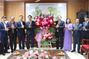 Phó Chủ tịch UBND tỉnh Bắc Ninh Lê Xuân Lợi tặng hoa chúc mừng Sở GD&ĐT nhân Ngày Nhà giáo Việt Nam 20/11.