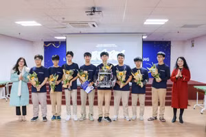 Nhà giáo Lê Thị Bích Dung và cô Hoàng Thị Mận tặng hoa cho các thành viên sáng lập CLB Newton Robotics trong ngày ra mắt.