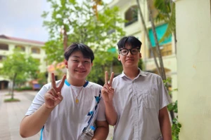 Không khí rạng rỡ của thí sinh khi đến trường thi môn Ngữ văn đầu tiên trong kỳ thi tuyển sinh vào lớp 10.