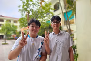 Không khí rạng rỡ của thí sinh khi đến trường thi môn Ngữ văn đầu tiên trong kỳ thi tuyển sinh vào lớp 10.