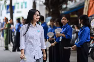 Thí sinh hân hoan trong buổi sáng với môn thi đầu tiên.